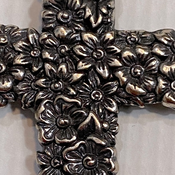 VNTG Brighton LOLA Floral Embossed Silver Cross Magnet - Picture 4 of 5